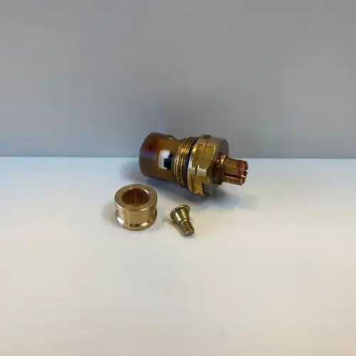 Ideal Standard Metallbauteile, bestehend aus einem zylindrischen Hauptteil mit Gewinde, einer Zwischenhülse und einer Schraube, auf hellem Hintergrund.